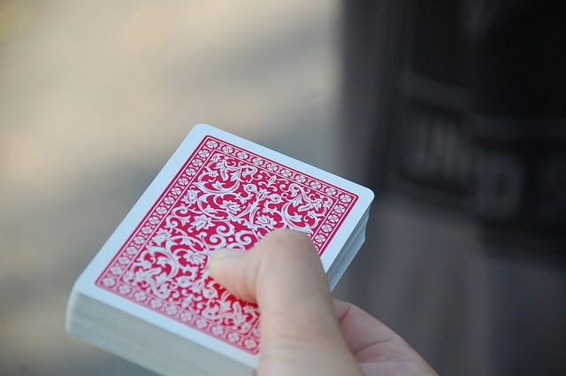 ruka držící balíček karet